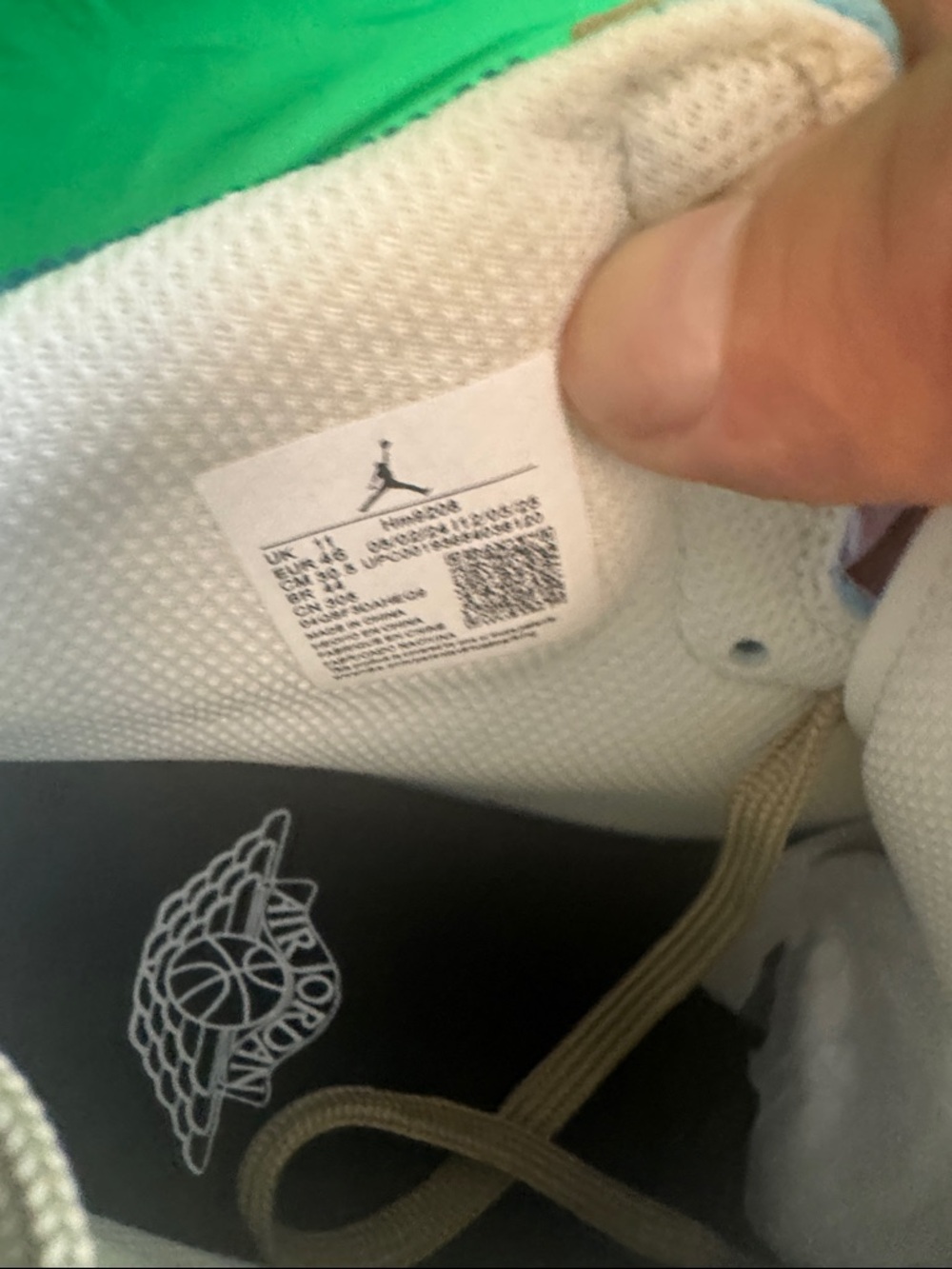 New! Custom Air Jordan 1 High sneakers embellished with “Swarovski Crystals” - Picture 8 of 9